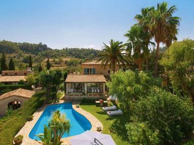 Country house with pool located in a quiet area with mountain views