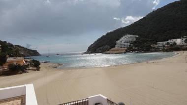 Apartamentos Cala Llonga