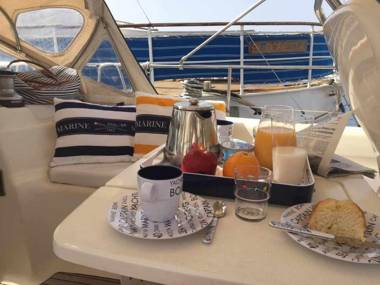 Precioso Yate en el centro del Puerto de Mogan