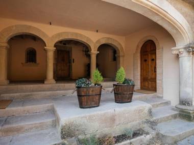 Fully renovated 8 person 11th century house in the heart of the countryside