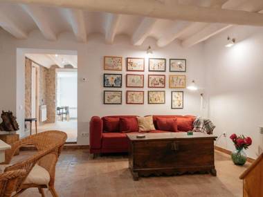 Fully renovated 8 person 11th century house in the heart of the countryside