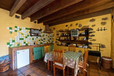 2 bedrooms property with garden at Isora 5 km away from the beach