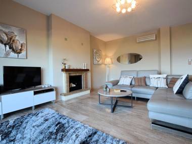 Tasteful Villa in Pinos de Alhaurin with Swimming Pool