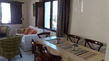 Casa al borde del mar