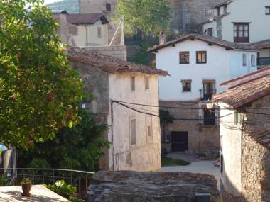 Casas de trevijano Cañon del rio leza jardin y barbacoa
