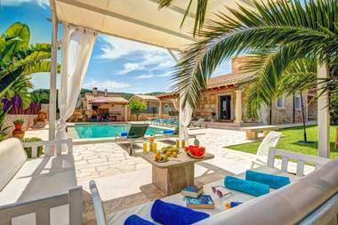 Villa La Boveda by Villa Plus