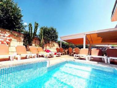 Naika Studios & Apartments