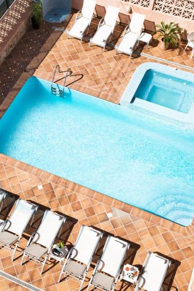 Naika Studios & Apartments