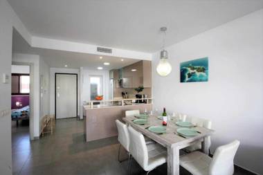 Mario apartamento cerca de la playa con balcón y piscina comunitaria