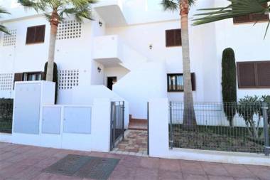 Jazmines amplio apartamento frente al mar con piscinas compartidas
