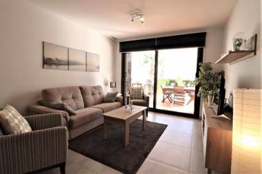 Jazmines amplio apartamento frente al mar con piscinas compartidas