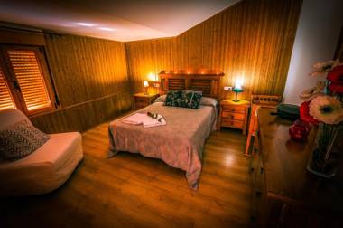 Cottage with jacuzzi and fireplace in the room