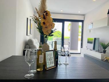 Modern Two Bedroom Ground Floor Apartment Duly7