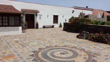 Finca El Picacho Apartments in the countryside 2 Km from the beach