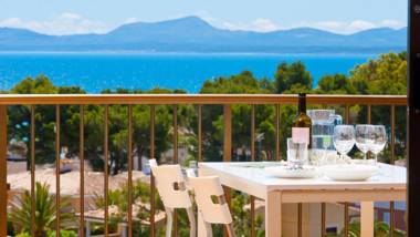 Apartment The Shell II beach views and pool