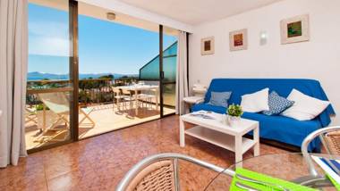 Apartment The Shell II beach views and pool