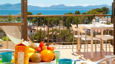 Apartment The Shell II beach views and pool