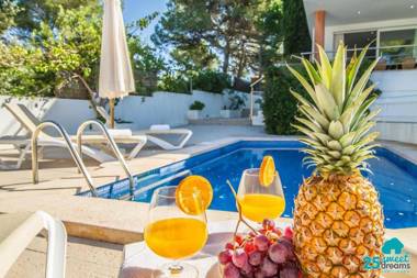 Villa Violeta for 8 with swimming pool and beach views