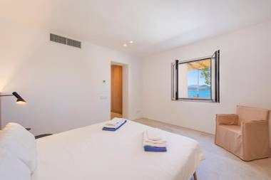 Spectacular stylish villa in front of the sea