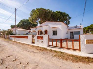 Lovely Holiday Home in l'Escala with Fenced Garden