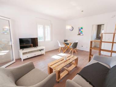 Lovely Holiday Home in l'Escala with Fenced Garden