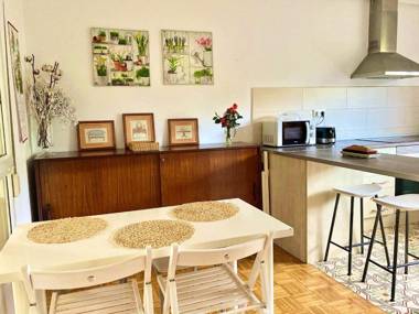 4 bedrooms house with enclosed garden and wifi at Bastian 3 km away from the beach