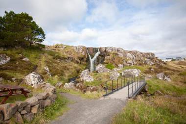 Red Robin - Vacation homes next to Svartifossur waterfall