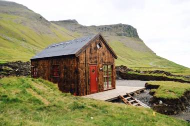 Múlafossur Cottage No 2 by Famous Waterfall in Gásadalur