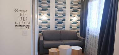 T2 Châtenaisien de la Vallée-aux-loups by Beds4Wanderlust