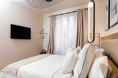 Large 2 Piece Paris Pte Versailles / New & Modern