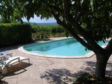 Detached holiday home near the truffle capital of Aups with a shared swimming pool