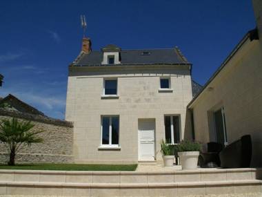 Luxury holiday home with lawn in Beaumont-en-Véron near Chinon