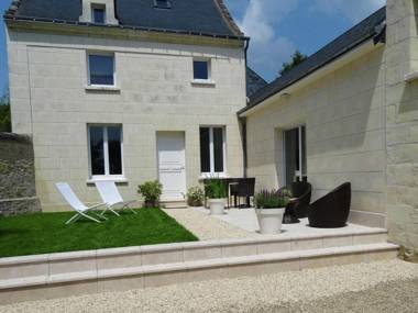 Luxury holiday home with lawn in Beaumont-en-Véron near Chinon
