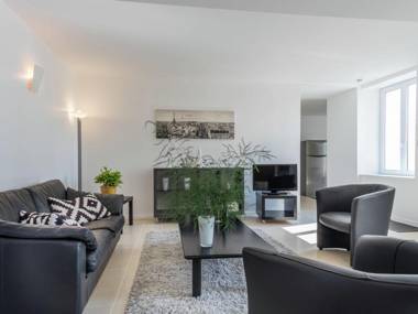 Luxury holiday home with lawn in Beaumont-en-Véron near Chinon