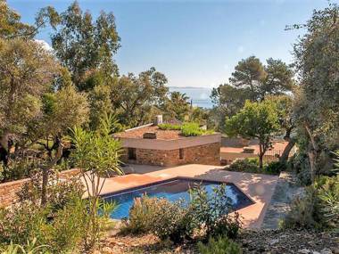 Comfy villa in Bormes-les-Mimosas with swimming pool