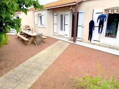 Ensemble dans une maison avec jardin près de la mer