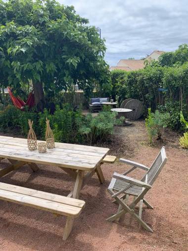 Ensemble dans une maison avec jardin près de la mer