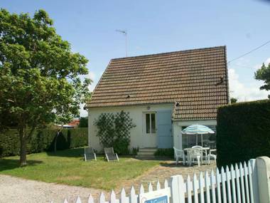 Cozy Holiday Home in Saint-Germain-sur-Ay with Garden