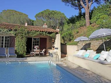 Charming holiday home with private pool within short distance of Plage de Gigaro