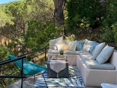 Charming holiday home with private pool within short distance of Plage de Gigaro