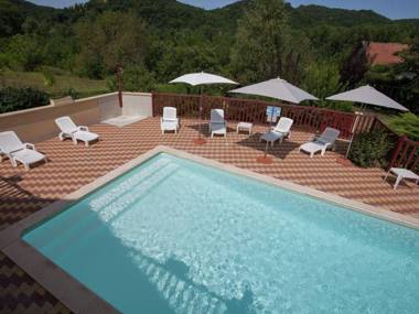 Holiday home right on the river bank with private swimming pool in Saint-Julien-de-Lampon