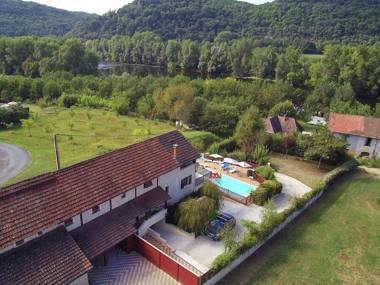 Holiday home right on the river bank with private swimming pool in Saint-Julien-de-Lampon