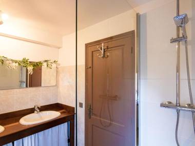 Beautiful Holiday Home in Thenon with Swimming Pool