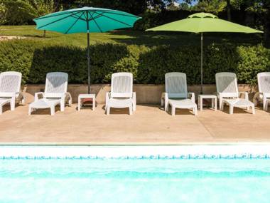 Beautiful Holiday Home in Thenon with Swimming Pool