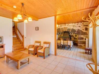 Spacious Holiday Home near Forest in Auvergne