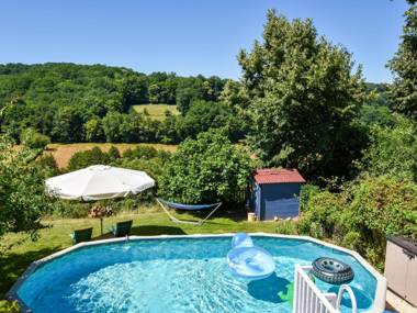 Cosy town house on the edge of a bastide with swimming pool and stunning views.