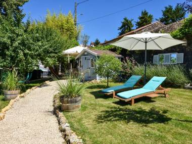 Cosy town house on the edge of a bastide with swimming pool and stunning views.