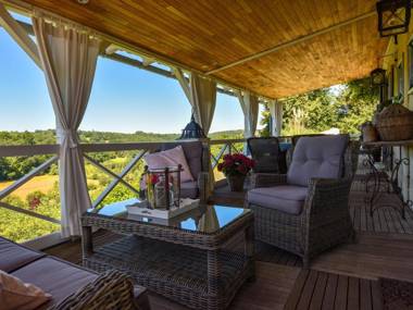 Cosy town house on the edge of a bastide with swimming pool and stunning views.