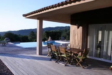 Villa de caractère en pierre avec piscine et vue mer et montagne