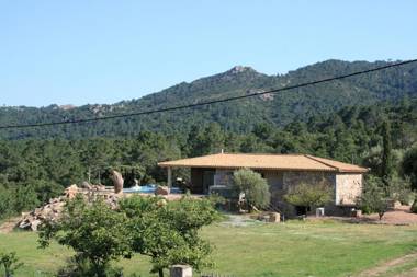 Villa de caractère en pierre avec piscine et vue mer et montagne